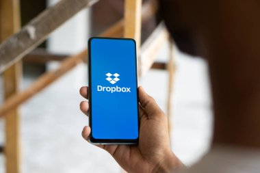 Dhaka, Bangladeş - 04 Ağustos 2024: Dropbox logosu akıllı telefonda sergilenmektedir. Dropbox, Amerikan Dropbox Inc. tarafından işletilen bir dosya sunucu servisidir..