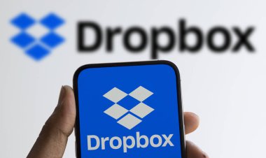 Dhaka, Bangladeş - 04 Ağustos 2024: Dropbox logosu akıllı telefonda sergilenmektedir. Dropbox, Amerikan Dropbox Inc. tarafından işletilen bir dosya sunucu servisidir..