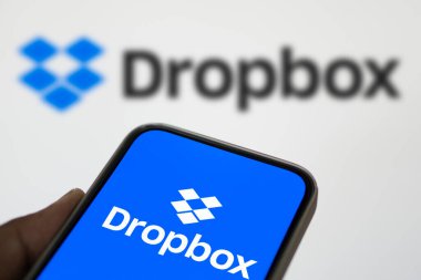 Dhaka, Bangladeş - 04 Ağustos 2024: Dropbox logosu akıllı telefonda sergilenmektedir. Dropbox, Amerikan Dropbox Inc. tarafından işletilen bir dosya sunucu servisidir..