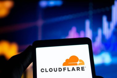 Dhaka, Bangladeş - 05 Ağustos 2024: CloudFlare logosu akıllı telefonda sergilenmektedir. Cloudflare, ABD merkezli internet sitesi güvenliği, performans ve güvenilirlik hizmetleri sunan bir teknoloji firması..