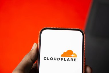 Dhaka, Bangladeş - 05 Ağustos 2024: CloudFlare logosu akıllı telefonda sergilenmektedir. Cloudflare, ABD merkezli internet sitesi güvenliği, performans ve güvenilirlik hizmetleri sunan bir teknoloji firması..