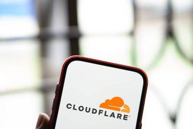 Dhaka, Bangladeş - 05 Ağustos 2024: CloudFlare logosu akıllı telefonda sergilenmektedir. Cloudflare, ABD merkezli internet sitesi güvenliği, performans ve güvenilirlik hizmetleri sunan bir teknoloji firması..