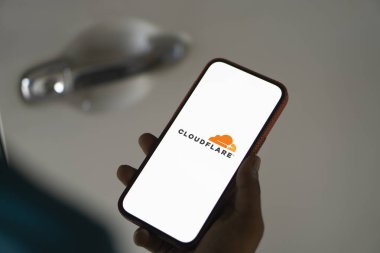 Dhaka, Bangladeş - 05 Ağustos 2024: CloudFlare logosu akıllı telefonda sergilenmektedir. Cloudflare, ABD merkezli internet sitesi güvenliği, performans ve güvenilirlik hizmetleri sunan bir teknoloji firması..