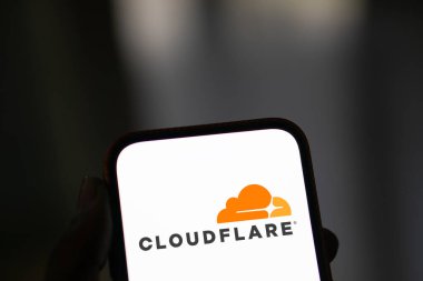Dhaka, Bangladeş - 05 Ağustos 2024: CloudFlare logosu akıllı telefonda sergilenmektedir. Cloudflare, ABD merkezli internet sitesi güvenliği, performans ve güvenilirlik hizmetleri sunan bir teknoloji firması..
