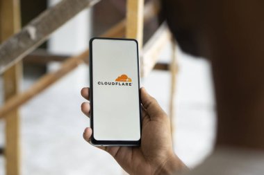 Dhaka, Bangladeş - 05 Ağustos 2024: CloudFlare logosu akıllı telefonda sergilenmektedir. Cloudflare, ABD merkezli internet sitesi güvenliği, performans ve güvenilirlik hizmetleri sunan bir teknoloji firması..