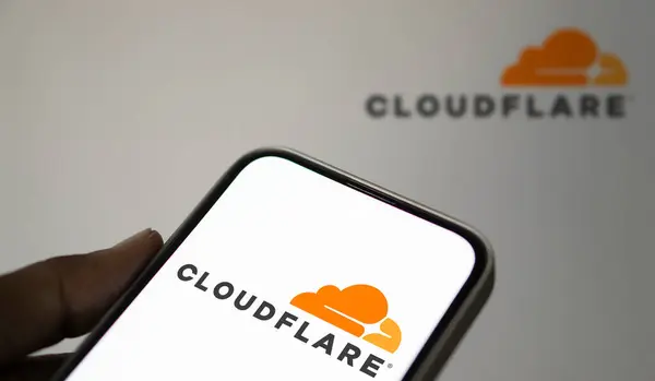 Dhaka, Bangladeş - 05 Ağustos 2024: CloudFlare logosu akıllı telefonda sergilenmektedir. Cloudflare, ABD merkezli internet sitesi güvenliği, performans ve güvenilirlik hizmetleri sunan bir teknoloji firması..