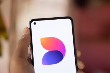 Dhaka, Bangladeş - 06 Ağustos 2024: Microsoft Tasarımcı logosu akıllı telefonda sergileniyor.