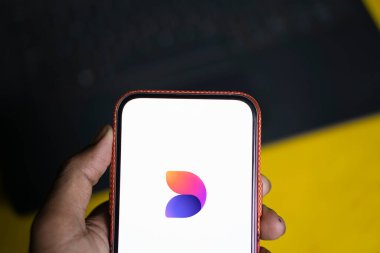 Dhaka, Bangladeş - 06 Ağustos 2024: Microsoft Tasarımcı logosu akıllı telefonda sergileniyor.