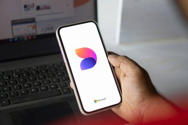 Dhaka, Bangladeş - 06 Ağustos 2024: Microsoft Tasarımcı logosu akıllı telefonda sergileniyor.