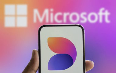 Dhaka, Bangladeş - 06 Ağustos 2024: Microsoft Tasarımcı logosu akıllı telefonda sergileniyor.