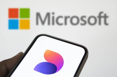 Dhaka, Bangladeş - 06 Ağustos 2024: Microsoft Tasarımcı logosu akıllı telefonda sergileniyor.