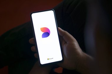 Dhaka, Bangladeş - 06 Ağustos 2024: Microsoft Tasarımcı logosu akıllı telefonda sergileniyor.