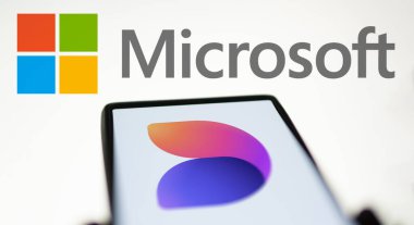 Dhaka, Bangladeş - 06 Ağustos 2024: Microsoft Tasarımcı logosu akıllı telefonda sergileniyor.