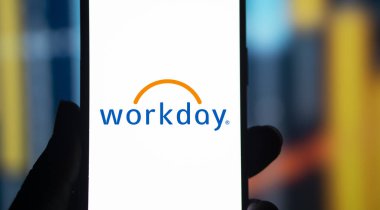 Dhaka, Bangladeş - 06 Ağustos 2024: İşgünü logosu akıllı telefonda gösteriliyor. Workday, finansal, HR ve öğrenci yönetimi çözümleri sunan bulut tabanlı bir yazılım şirketidir..