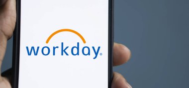 Dhaka, Bangladeş - 06 Ağustos 2024: İşgünü logosu akıllı telefonda gösteriliyor. Workday, finansal, HR ve öğrenci yönetimi çözümleri sunan bulut tabanlı bir yazılım şirketidir..