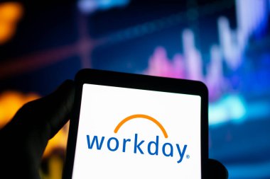 Dhaka, Bangladeş - 06 Ağustos 2024: İşgünü logosu akıllı telefonda gösteriliyor. Workday, finansal, HR ve öğrenci yönetimi çözümleri sunan bulut tabanlı bir yazılım şirketidir..