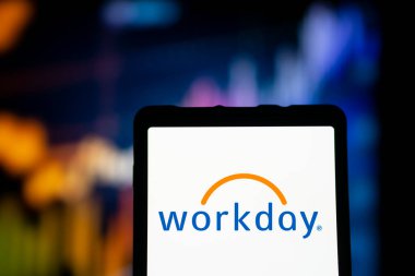 Dhaka, Bangladeş - 06 Ağustos 2024: İşgünü logosu akıllı telefonda gösteriliyor. Workday, finansal, HR ve öğrenci yönetimi çözümleri sunan bulut tabanlı bir yazılım şirketidir..