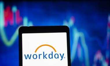 Dhaka, Bangladeş - 06 Ağustos 2024: İşgünü logosu akıllı telefonda gösteriliyor. Workday, finansal, HR ve öğrenci yönetimi çözümleri sunan bulut tabanlı bir yazılım şirketidir..