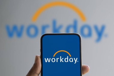 Dhaka, Bangladeş - 06 Ağustos 2024: İşgünü logosu akıllı telefonda gösteriliyor. Workday, finansal, HR ve öğrenci yönetimi çözümleri sunan bulut tabanlı bir yazılım şirketidir..