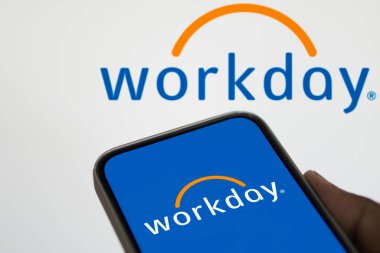 Dhaka, Bangladeş - 06 Ağustos 2024: İşgünü logosu akıllı telefonda gösteriliyor. Workday, finansal, HR ve öğrenci yönetimi çözümleri sunan bulut tabanlı bir yazılım şirketidir..