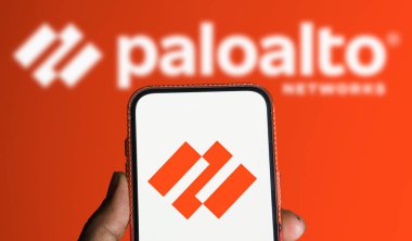 Dhaka, Bangladeş - 07 Ağustos 2024: Palo Alto Networks logosu akıllı telefonda sergilenmektedir. Palo Alto Networks güvenlik duvarı ve bulut tabanlı güvenlik çözümleri sunan bir siber güvenlik lideri.