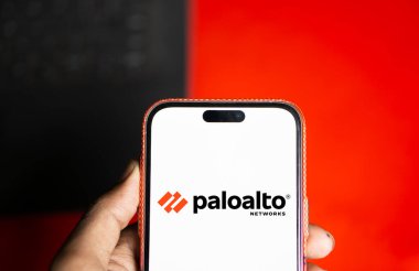 Dhaka, Bangladeş - 07 Ağustos 2024: Palo Alto Networks logosu akıllı telefonda sergilenmektedir. Palo Alto Networks güvenlik duvarı ve bulut tabanlı güvenlik çözümleri sunan bir siber güvenlik lideri.