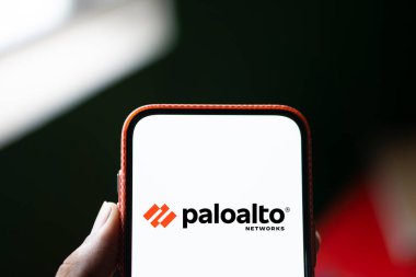 Dhaka, Bangladeş - 07 Ağustos 2024: Palo Alto Networks logosu akıllı telefonda sergilenmektedir. Palo Alto Networks güvenlik duvarı ve bulut tabanlı güvenlik çözümleri sunan bir siber güvenlik lideri.