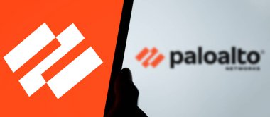 Dhaka, Bangladeş - 07 Ağustos 2024: Palo Alto Networks logosu akıllı telefonda sergilenmektedir. Palo Alto Networks güvenlik duvarı ve bulut tabanlı güvenlik çözümleri sunan bir siber güvenlik lideri.