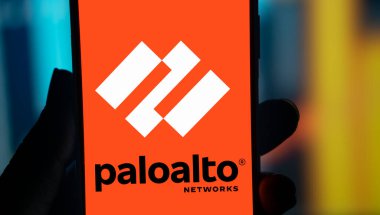 Dhaka, Bangladeş - 07 Ağustos 2024: Palo Alto Networks logosu akıllı telefonda sergilenmektedir. Palo Alto Networks güvenlik duvarı ve bulut tabanlı güvenlik çözümleri sunan bir siber güvenlik lideri.