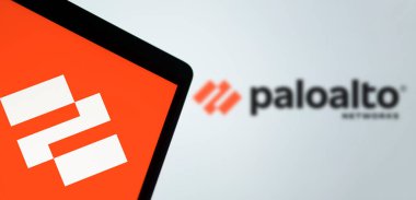 Dhaka, Bangladeş - 07 Ağustos 2024: Palo Alto Networks logosu akıllı telefonda sergilenmektedir. Palo Alto Networks güvenlik duvarı ve bulut tabanlı güvenlik çözümleri sunan bir siber güvenlik lideri.