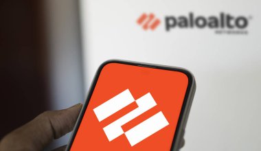 Dhaka, Bangladeş - 07 Ağustos 2024: Palo Alto Networks logosu akıllı telefonda sergilenmektedir. Palo Alto Networks güvenlik duvarı ve bulut tabanlı güvenlik çözümleri sunan bir siber güvenlik lideri.