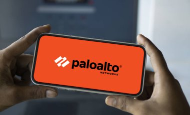 Dhaka, Bangladeş - 07 Ağustos 2024: Palo Alto Networks logosu akıllı telefonda sergilenmektedir. Palo Alto Networks güvenlik duvarı ve bulut tabanlı güvenlik çözümleri sunan bir siber güvenlik lideri.
