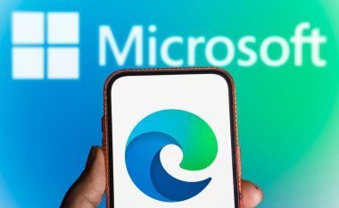 Dhaka, Bangladeş - 07 Ağustos 2024: Microsoft Edge logosu akıllı telefonda sergilenmektedir. Microsoft Edge (kısaca Edge olarak da bilinir) Microsoft tarafından oluşturulan tescilli bir ağ tarayıcısıdır..