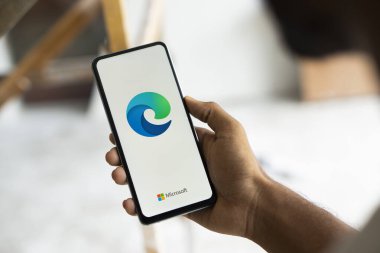 Dhaka, Bangladeş - 07 Ağustos 2024: Microsoft Edge logosu akıllı telefonda sergilenmektedir. Microsoft Edge (kısaca Edge olarak da bilinir) Microsoft tarafından oluşturulan tescilli bir ağ tarayıcısıdır..