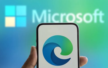 Dhaka, Bangladeş - 07 Ağustos 2024: Microsoft Edge logosu akıllı telefonda sergilenmektedir. Microsoft Edge (kısaca Edge olarak da bilinir) Microsoft tarafından oluşturulan tescilli bir ağ tarayıcısıdır..