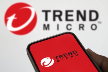 Dhaka, Bangladeş - 09 Ağustos 2024: Trend Micro Inc. logosu akıllı telefonda sergilenmektedir. Trend Micro Inc., bir Amerikan Japon güvenlik yazılımı şirketidir..