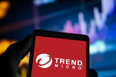 Dhaka, Bangladeş - 09 Ağustos 2024: Trend Micro Inc. logosu akıllı telefonda sergilenmektedir. Trend Micro Inc., bir Amerikan Japon güvenlik yazılımı şirketidir..