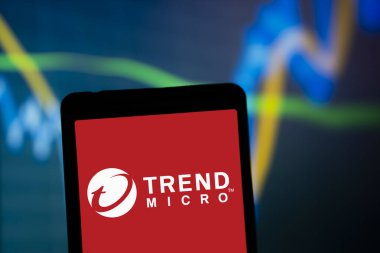 Dhaka, Bangladeş - 09 Ağustos 2024: Trend Micro Inc. logosu akıllı telefonda sergilenmektedir. Trend Micro Inc., bir Amerikan Japon güvenlik yazılımı şirketidir..