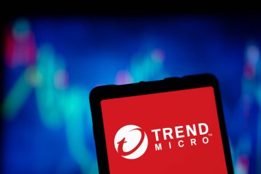 Dhaka, Bangladeş - 09 Ağustos 2024: Trend Micro Inc. logosu akıllı telefonda sergilenmektedir. Trend Micro Inc., bir Amerikan Japon güvenlik yazılımı şirketidir..