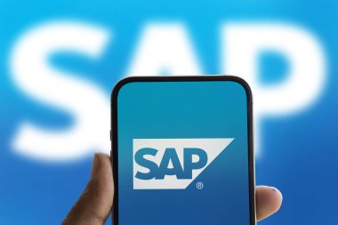 Dhaka, Bangladeş - 11 Ağustos 2024: Sap Se logosu akıllı telefonda gösterilir. SAP SE bir Alman çokuluslu yazılım şirketidir..
