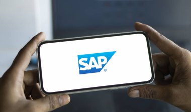 Dhaka, Bangladeş - 11 Ağustos 2024: Sap Se logosu akıllı telefonda gösterilir. SAP SE bir Alman çokuluslu yazılım şirketidir..