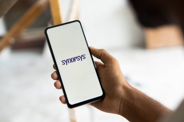 Dhaka, Bangladeş - 12 Ağustos 2024: Sinofizik logosu akıllı telefonda gösterilir. Synopsys, Inc. bir Amerikan elektronik tasarım otomasyonu şirketidir..