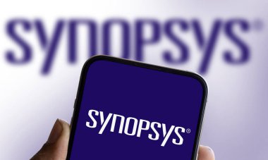 Dhaka, Bangladeş - 12 Ağustos 2024: Sinofizik logosu akıllı telefonda gösterilir. Synopsys, Inc. bir Amerikan elektronik tasarım otomasyonu şirketidir..