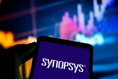 Dhaka, Bangladeş - 12 Ağustos 2024: Sinofizik logosu akıllı telefonda gösterilir. Synopsys, Inc. bir Amerikan elektronik tasarım otomasyonu şirketidir..