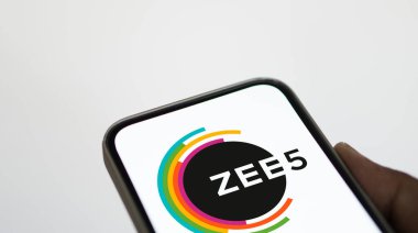 Dhaka, Bangladeş - 13 Ağustos 2024: Zee5 logosu akıllı telefonda sergilenmektedir. ZEE5, Hindistan 'ın sinema, televizyon programları ve orijinal içerik platformu..