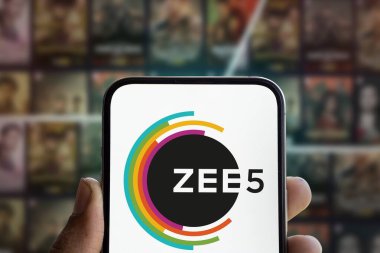 Dhaka, Bangladeş - 13 Ağustos 2024: Zee5 logosu akıllı telefonda sergilenmektedir. ZEE5, Hindistan 'ın sinema, televizyon programları ve orijinal içerik platformu..