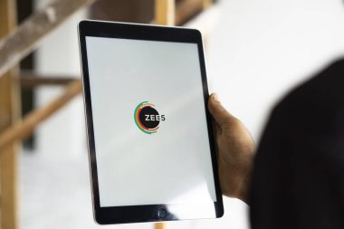 Dhaka, Bangladeş - 13 Ağustos 2024: Zee5 logosu iPad 'de sergilenmektedir. ZEE5, Hindistan 'ın sinema, televizyon programları ve orijinal içerik platformu..