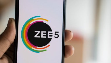 Dhaka, Bangladeş - 13 Ağustos 2024: Zee5 logosu akıllı telefonda sergilenmektedir. ZEE5, Hindistan 'ın sinema, televizyon programları ve orijinal içerik platformu..