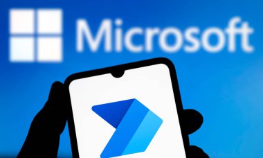 Dhaka, Bangladeş - 13 Ağustos 2024: Microsoft Power Automate logosu akıllı telefonda gösteriliyor.