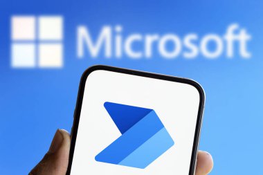 Dhaka, Bangladeş - 13 Ağustos 2024: Microsoft Power Automate logosu akıllı telefonda gösteriliyor.